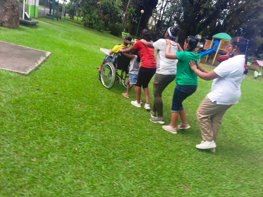 Élèves qui jouent sur le parc aplhdm
